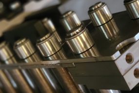 Maillons de chaîne rigide s'emboîtant en colonne porteuse