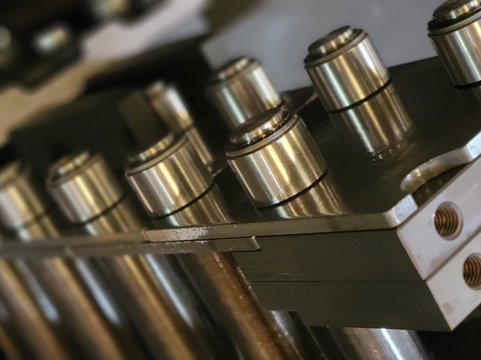 Rigid chain lift in operation