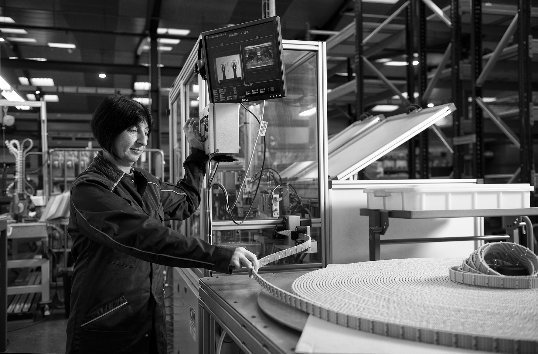 Opératrice SERAPID au poste de contrôle vision qualité sur une chaîne de production