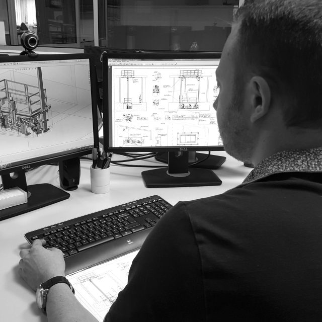 Ingénieur SERAPID en étude de conception sur poste de CAO
