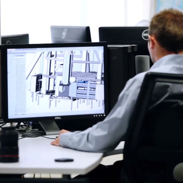 Ingénieurs SERAPID en revue technique sur un modèle 3D