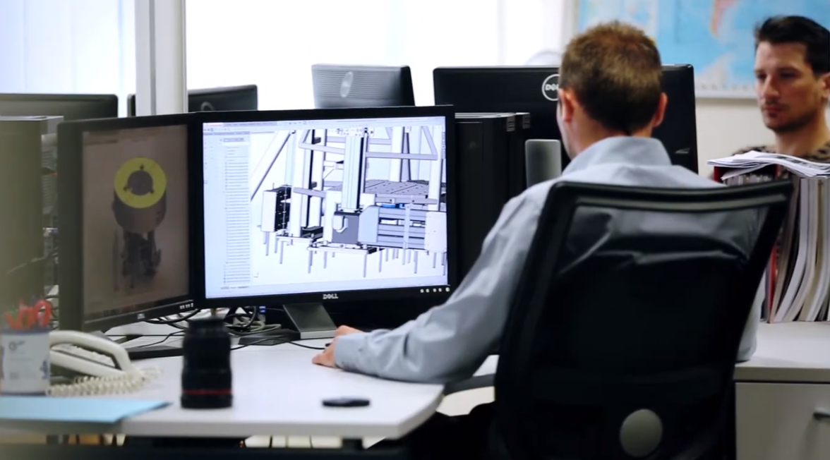 Ingénieurs SERAPID en revue technique sur un modèle 3D