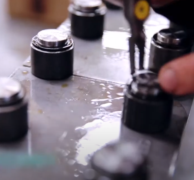 Pièces mécaniques usinées par SERAPID, gros plan atelier de fabrication