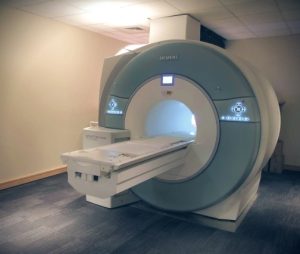 Actionneur amagnétique SERAPID Rigibelt intégré à une table patient d'IRM