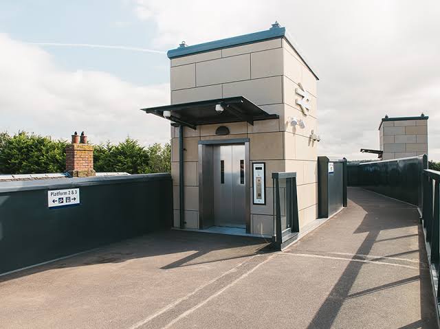 Ascenseur de personnes à chaîne rigide donnant un accès de plain-pied à un quai ferroviaire