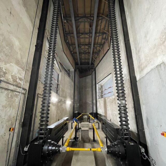Cabine de monte-charge hors gabarit transportant un composant aéronautique entre niveaux
